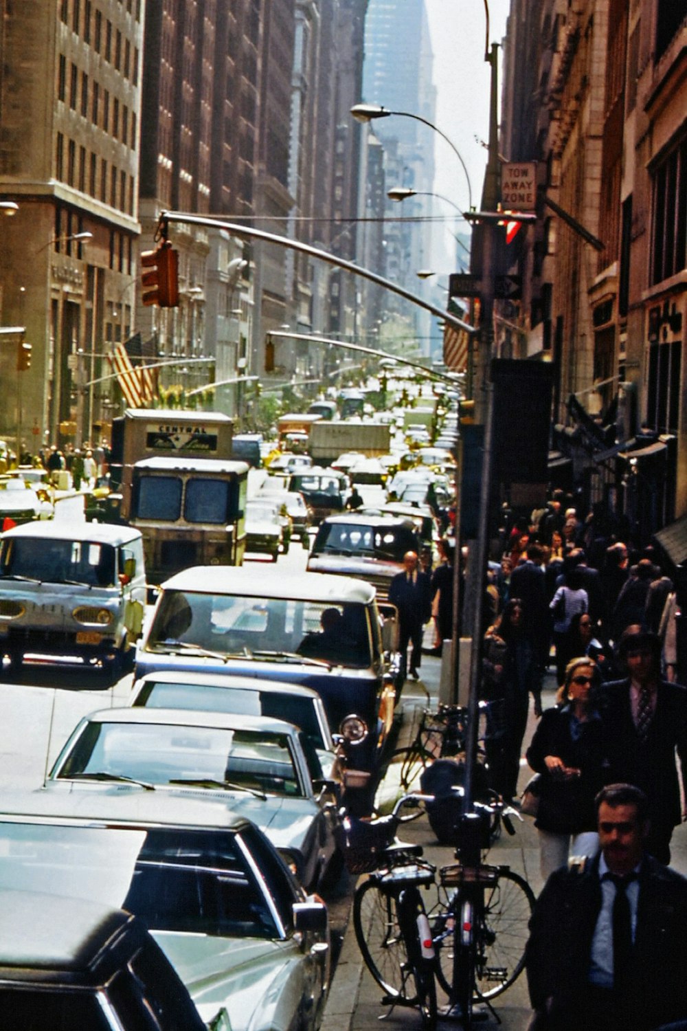 a busy city street filled with lots of traffic