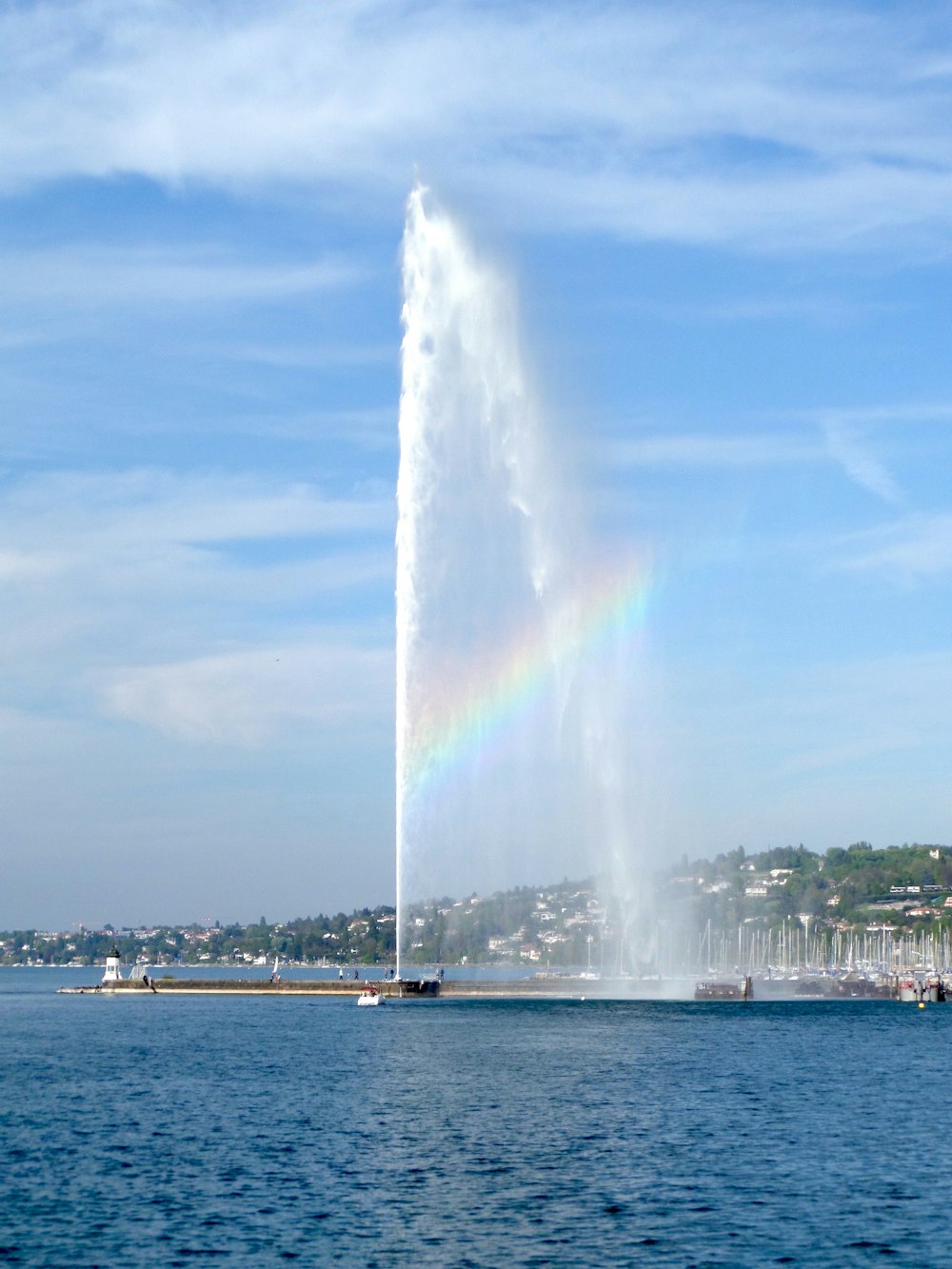 Un gran chorro de agua arrojando agua al aire