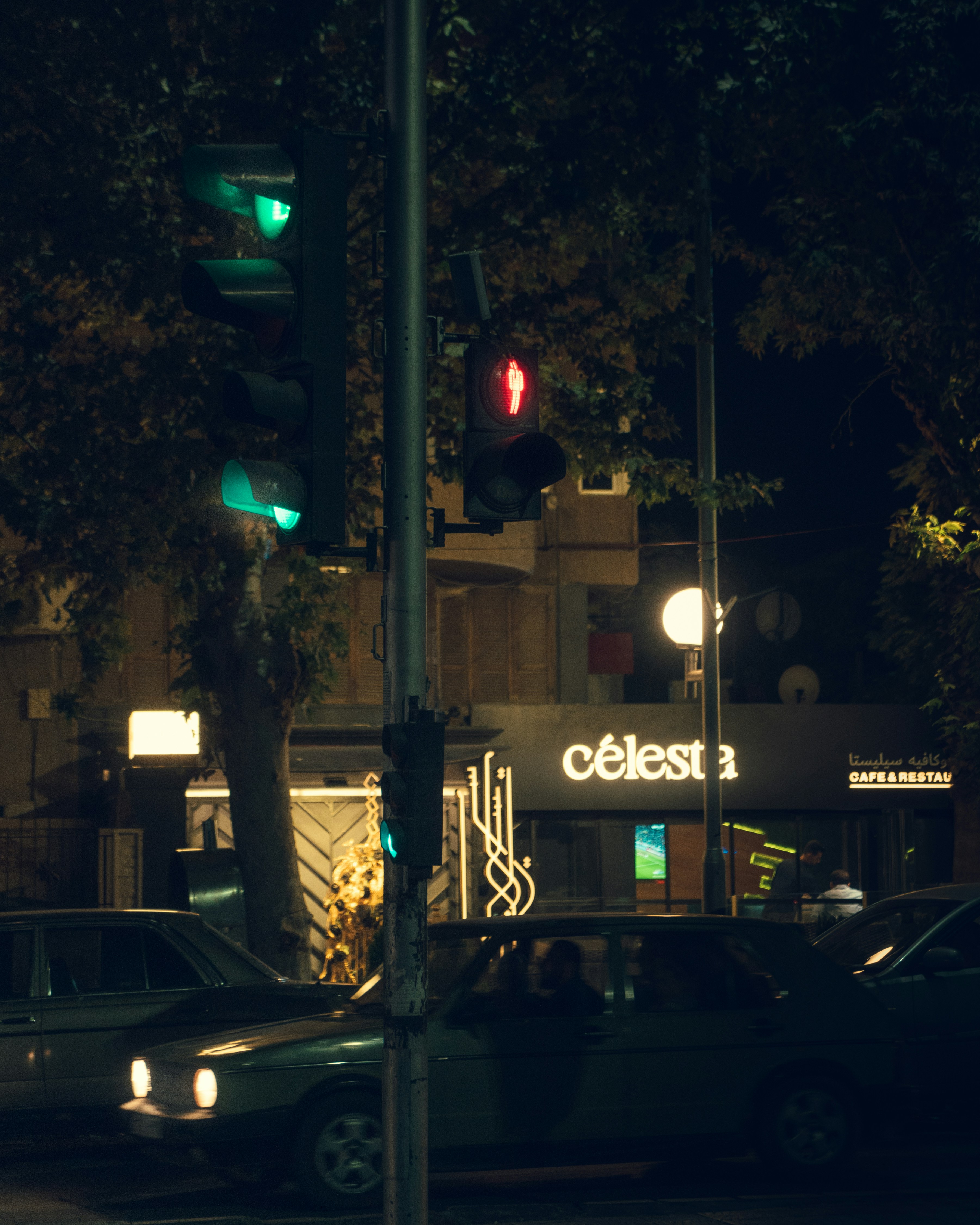 Un semáforo que está verde en un poste foto – Imagen de Ciudad Nocturna  gratuita en Unsplash, image size:3000x3750