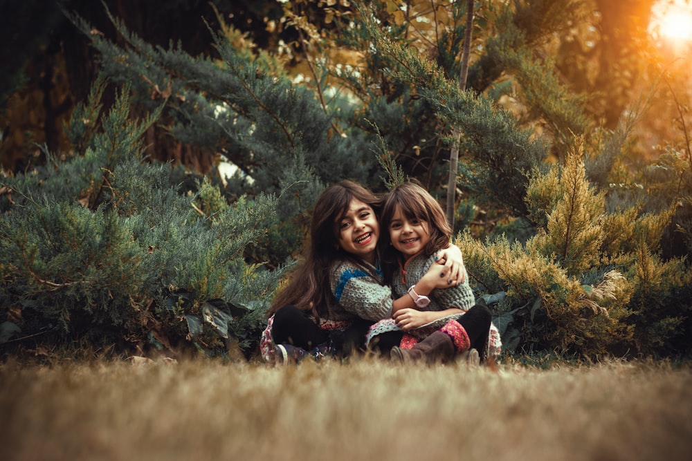 Dos chicas jóvenes abrazándose en un campo