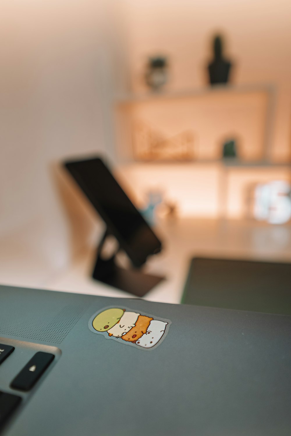 un ordinateur portable posé sur un bureau