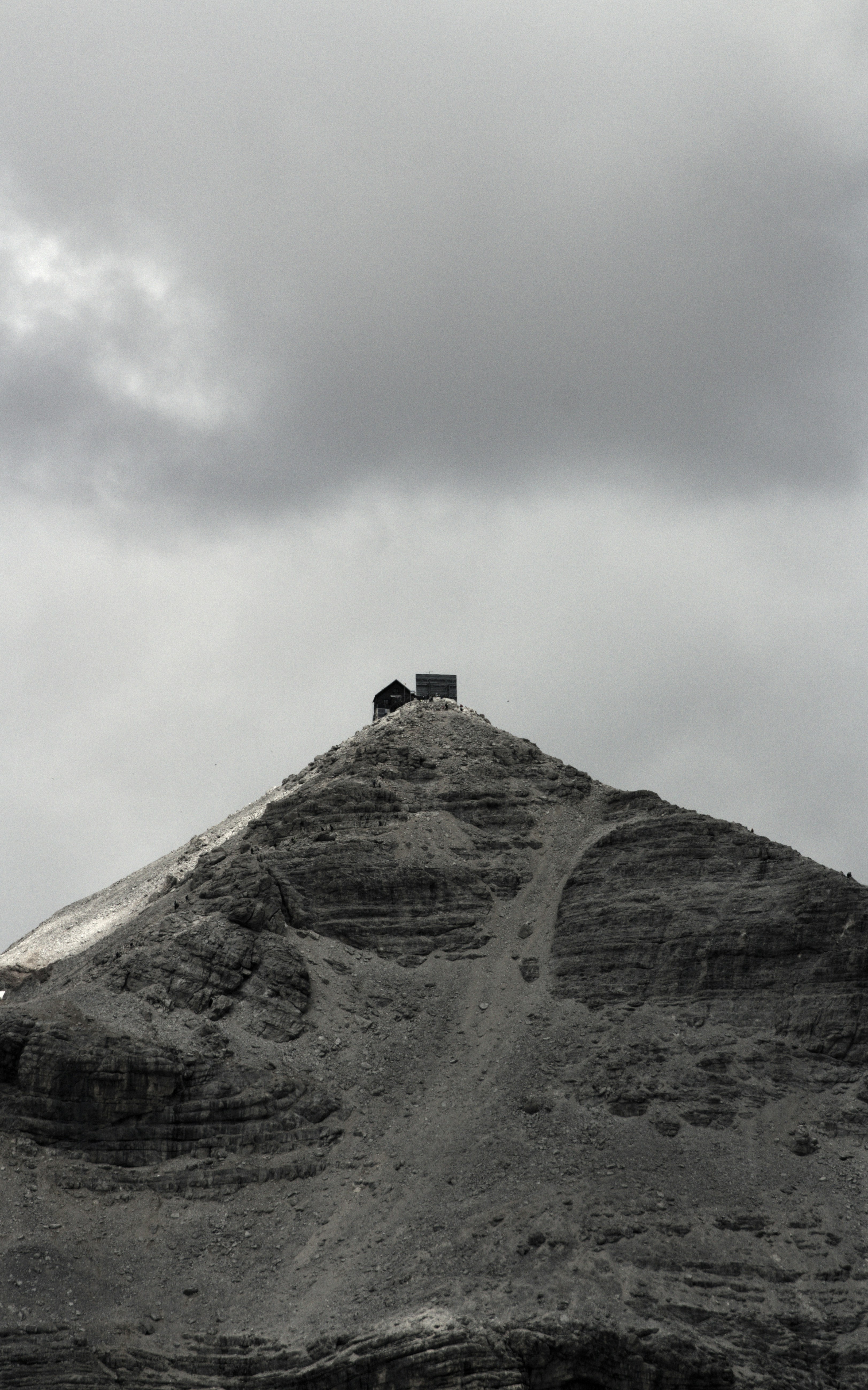 Un couple de moutons debout au sommet d’une montagne