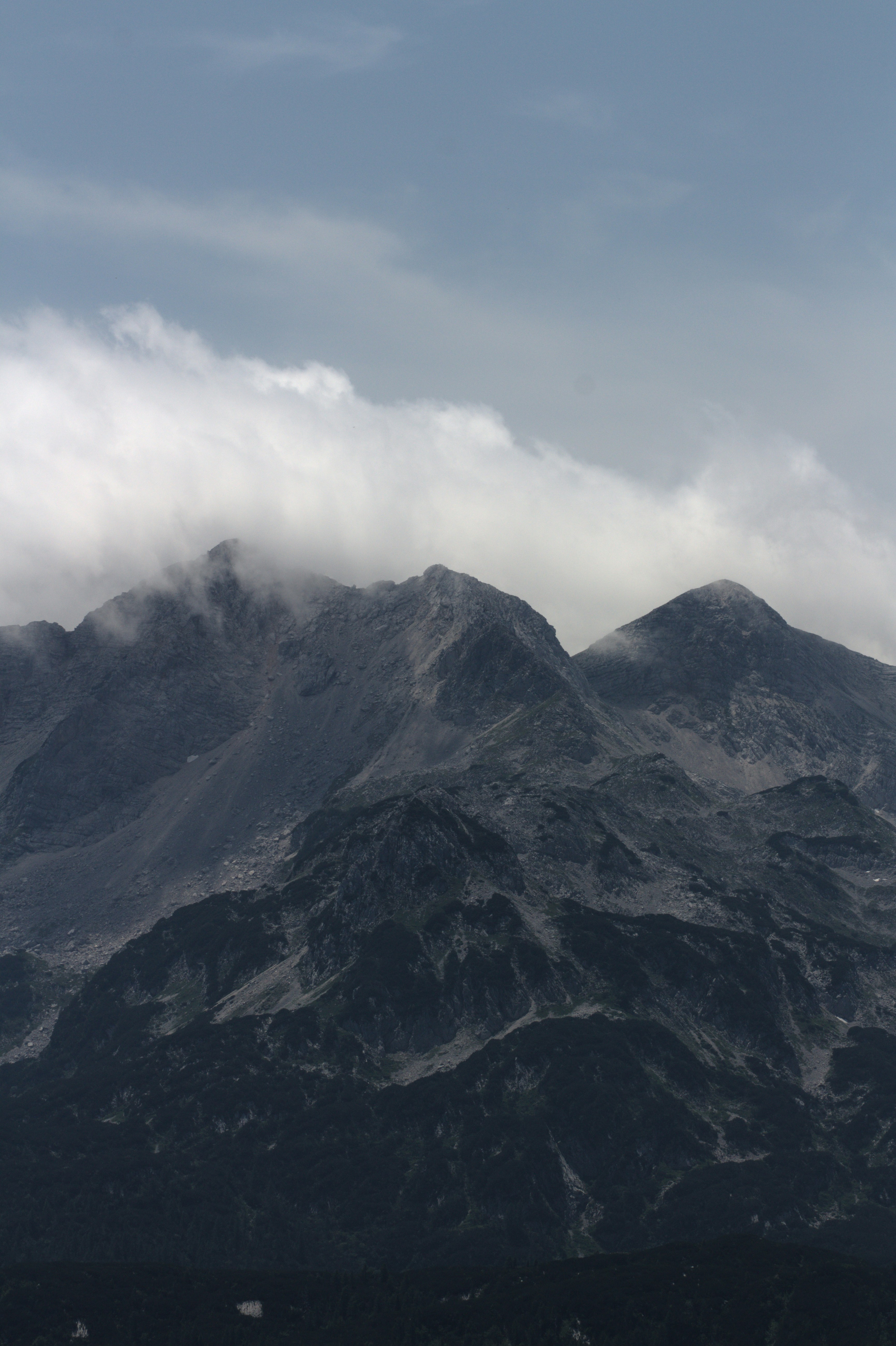 Une chaîne de montagnes avec quelques nuages dans le ciel