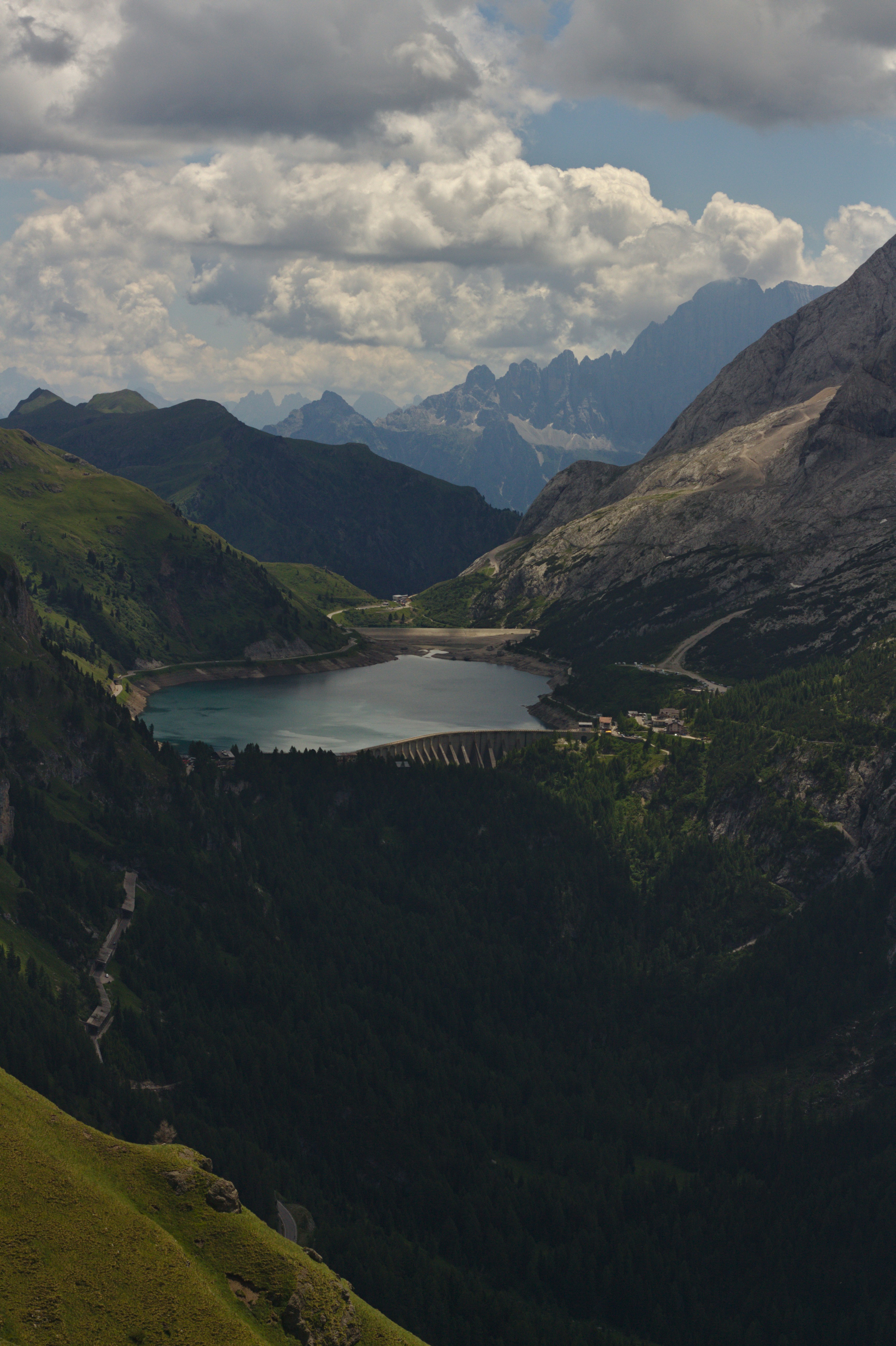 une vue d’un lac au milieu d’une chaîne de montagnes