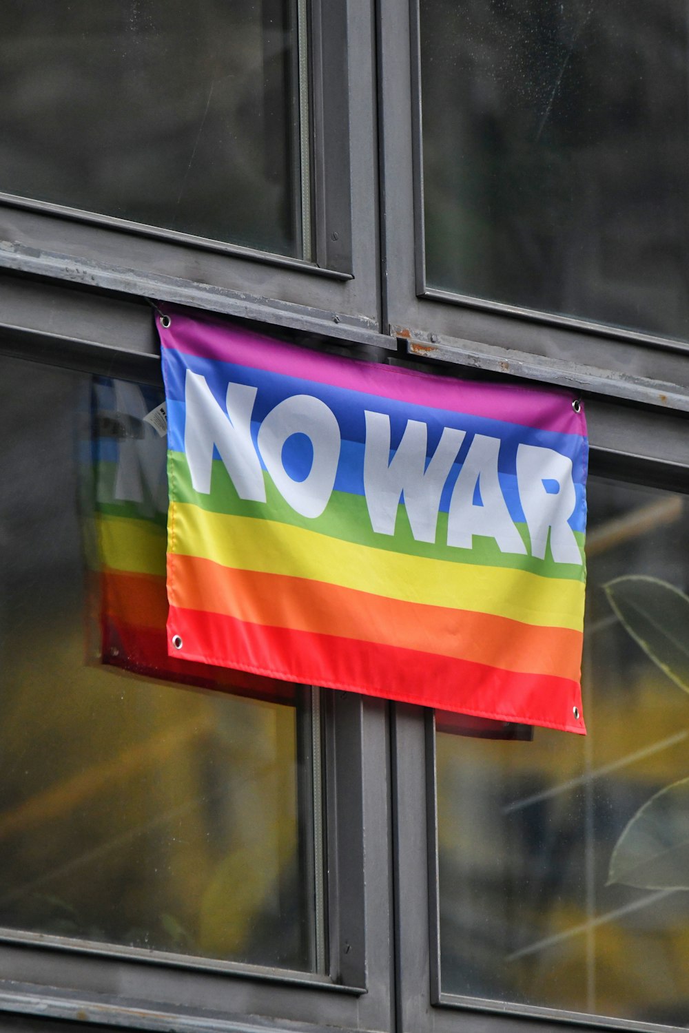 Eine No-War-Flagge hängt an einem Fenster