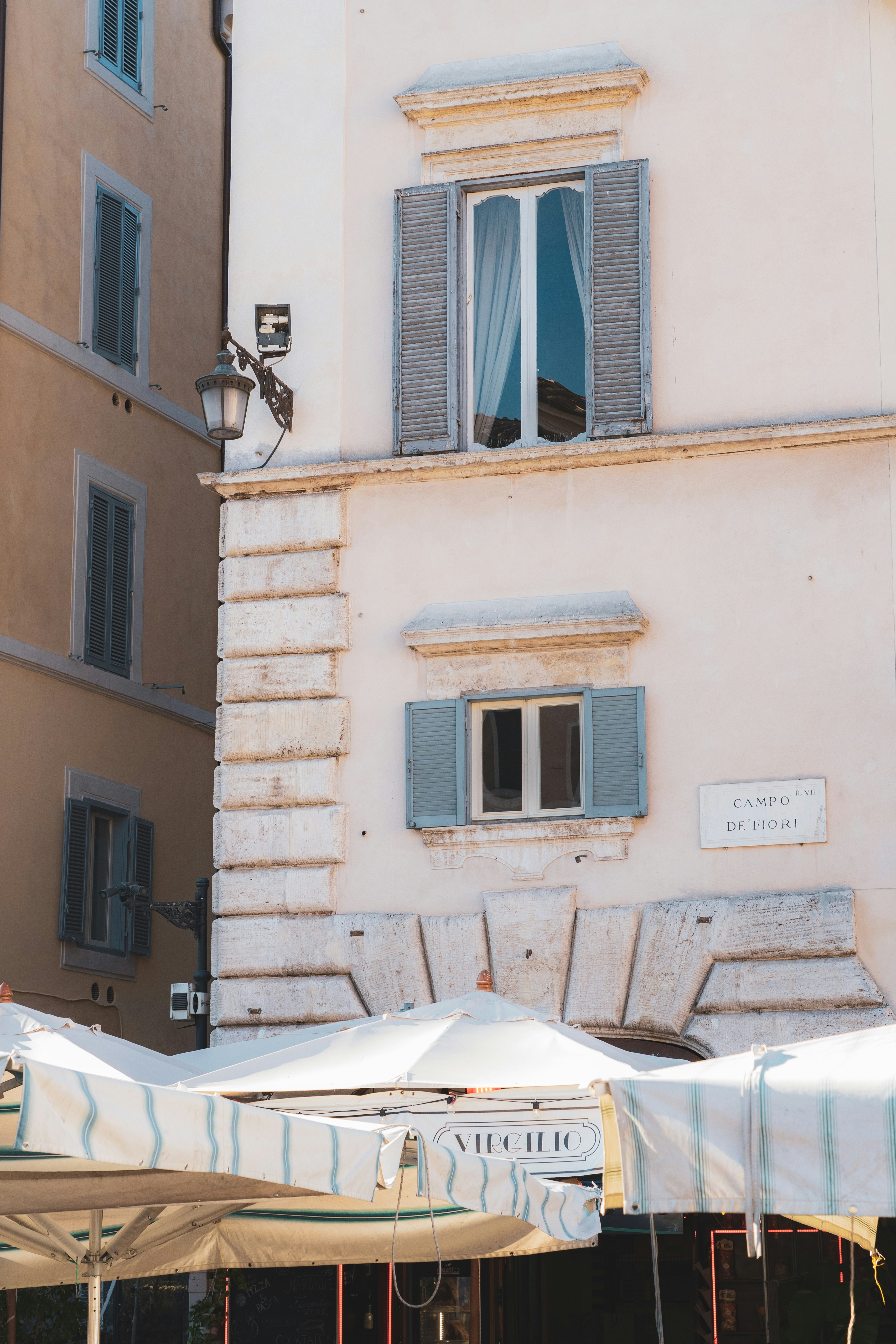 un paio di ombrelloni che si trovano di fronte a un edificio