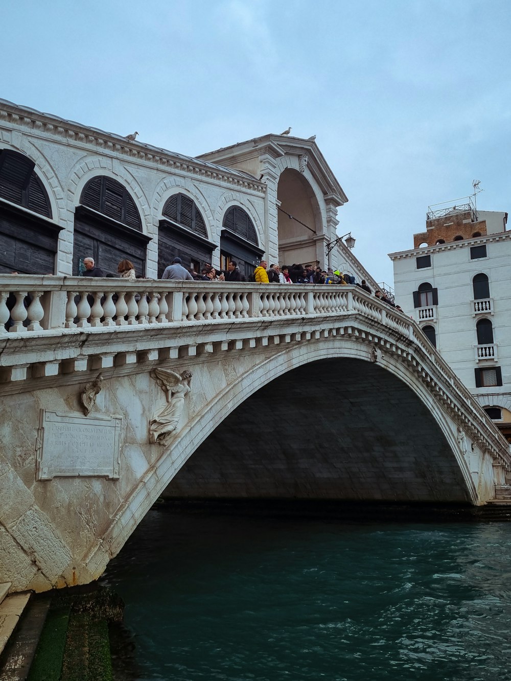 a bridge that has a bunch of people on it