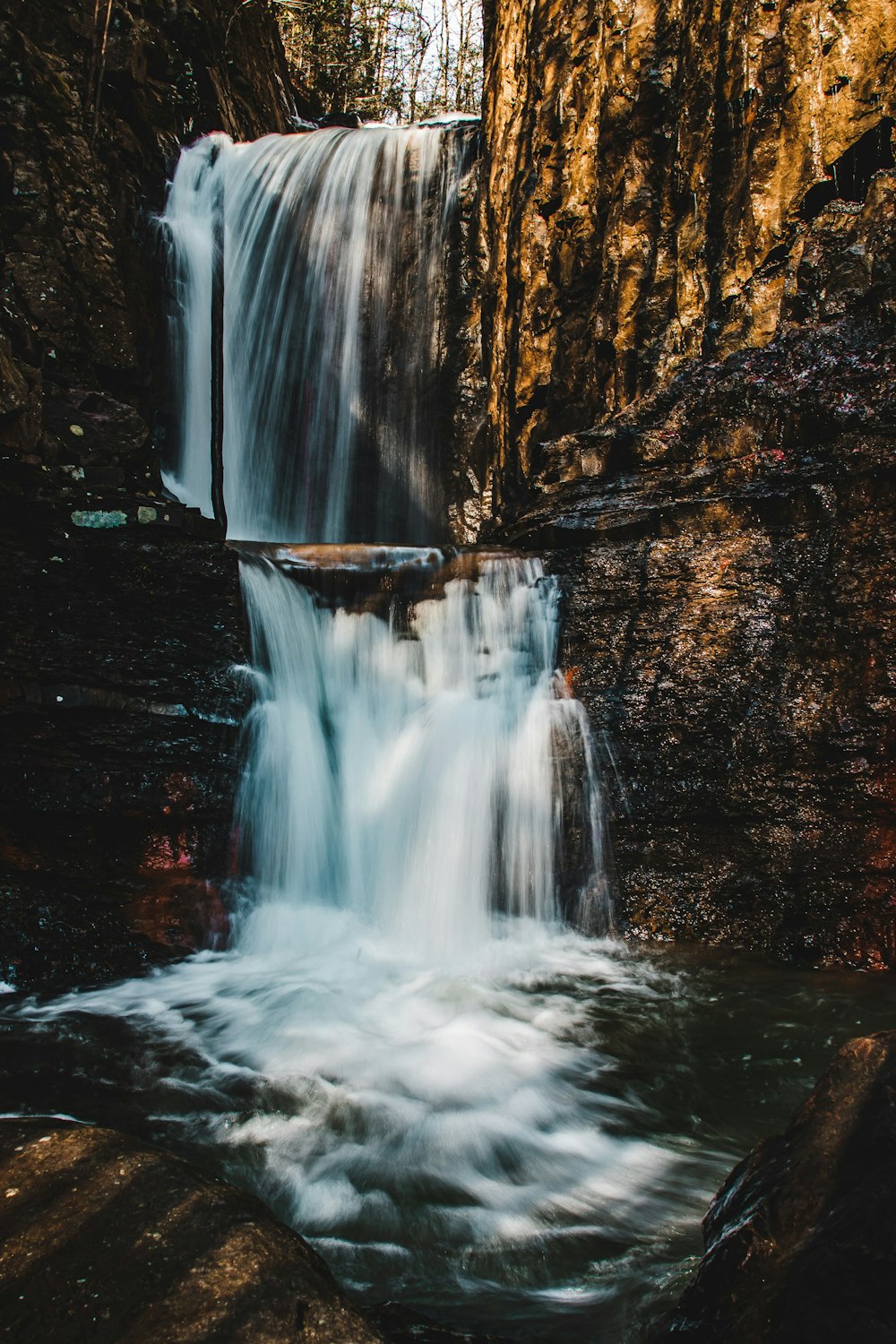 una cascata con l'acqua che scorre lungo i suoi lati