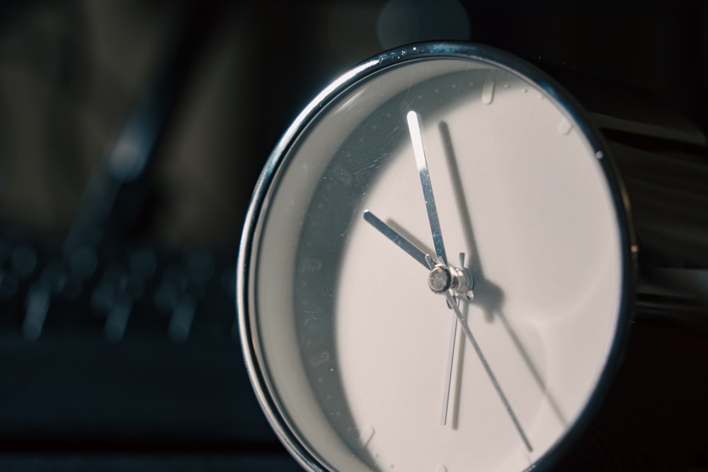 um close up de um relógio em uma mesa