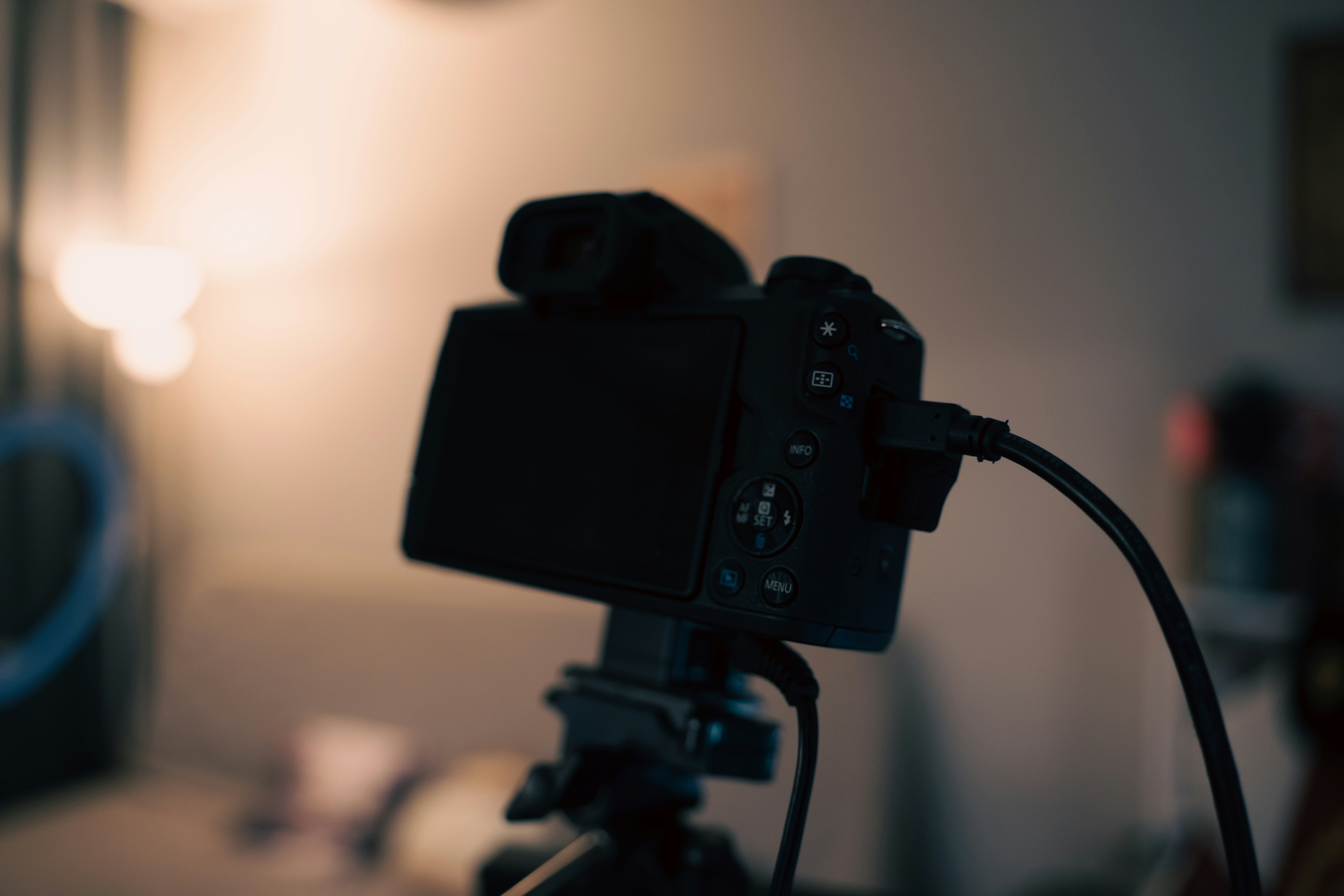 Caméra sur trépied et matériel de production vidéo, illustration d’une prestation audiovisuelle à Strasbourg en format 16:9