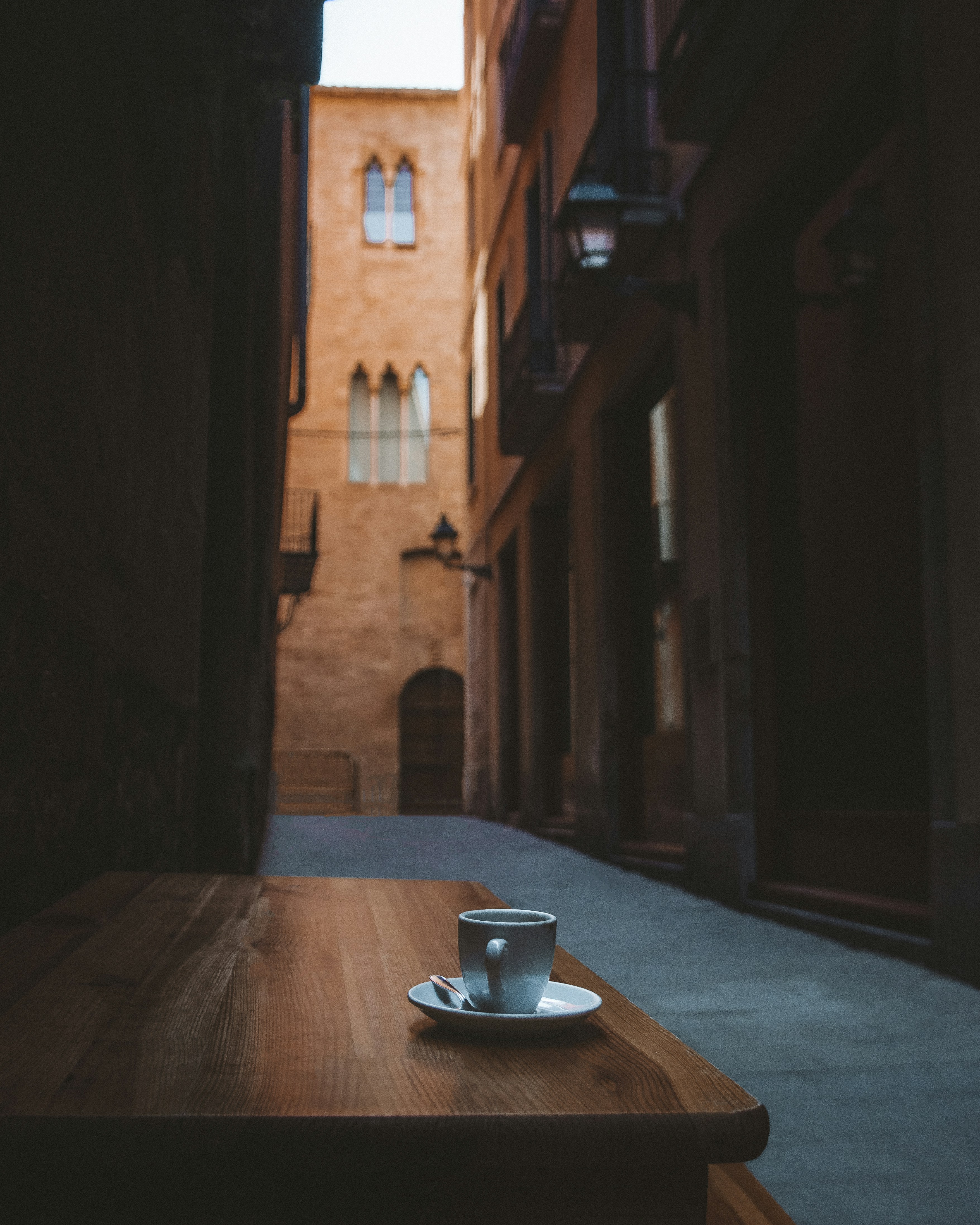eine Tasse Kaffee auf einem Holztisch