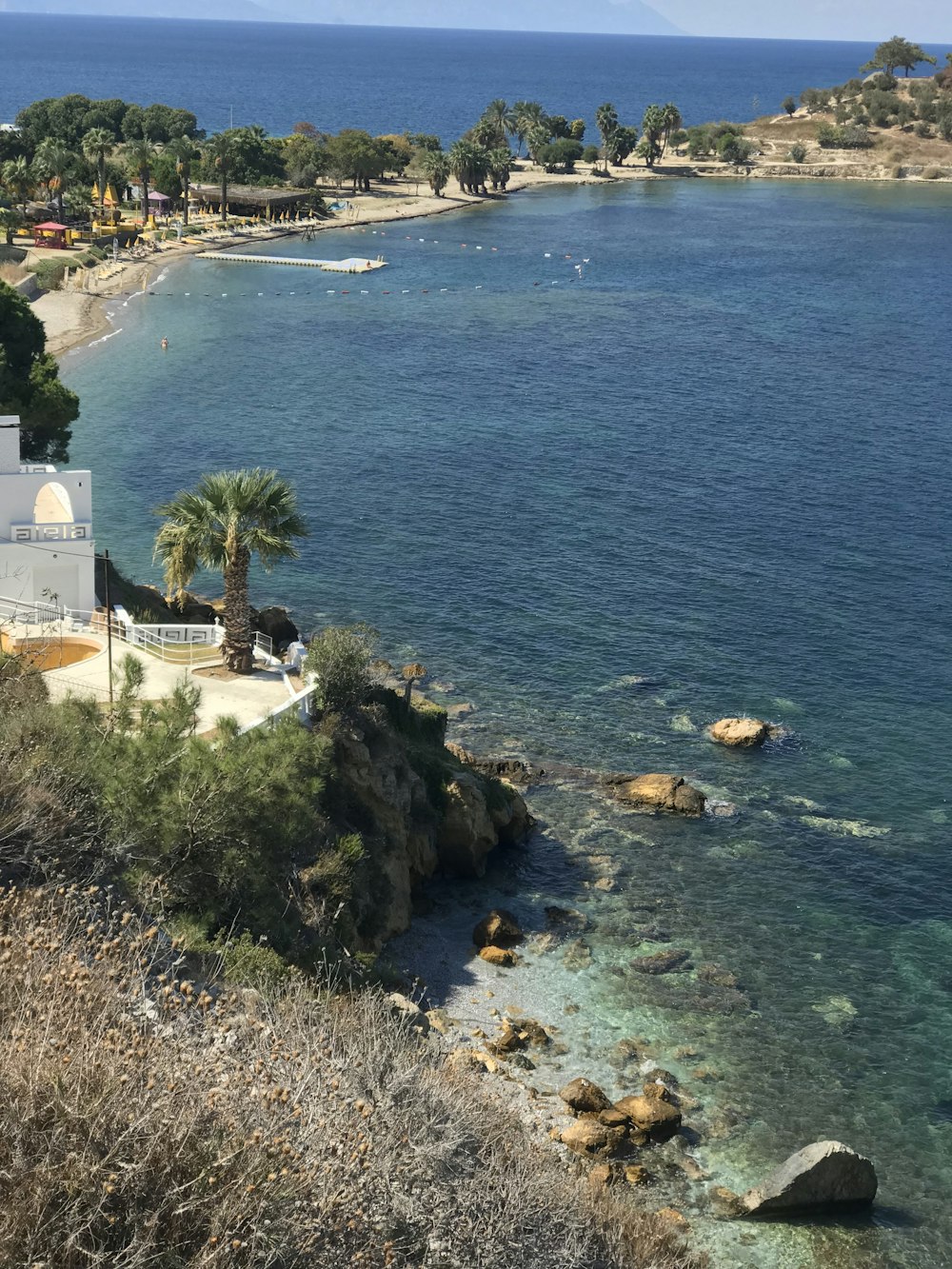 Blick auf einen Strand von einem Hügel aus