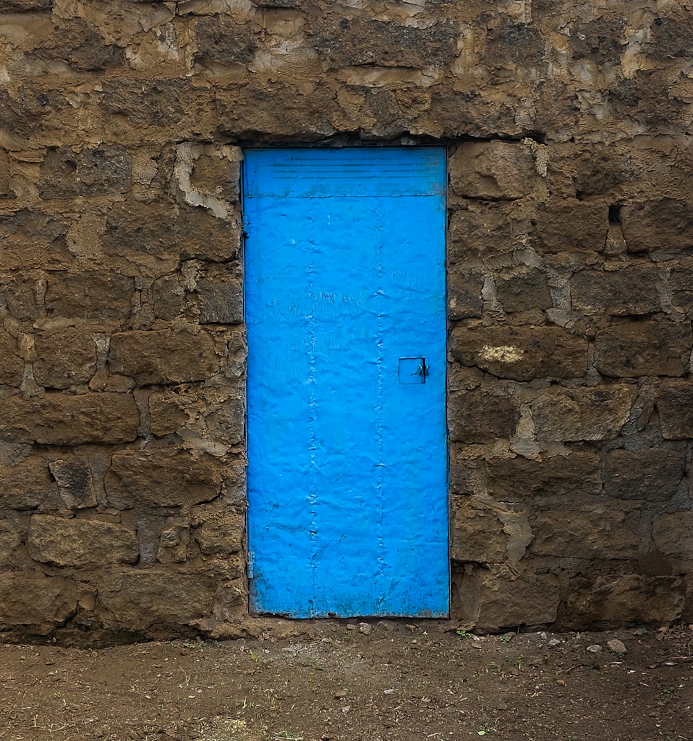 uma porta azul em um edifício de pedra
