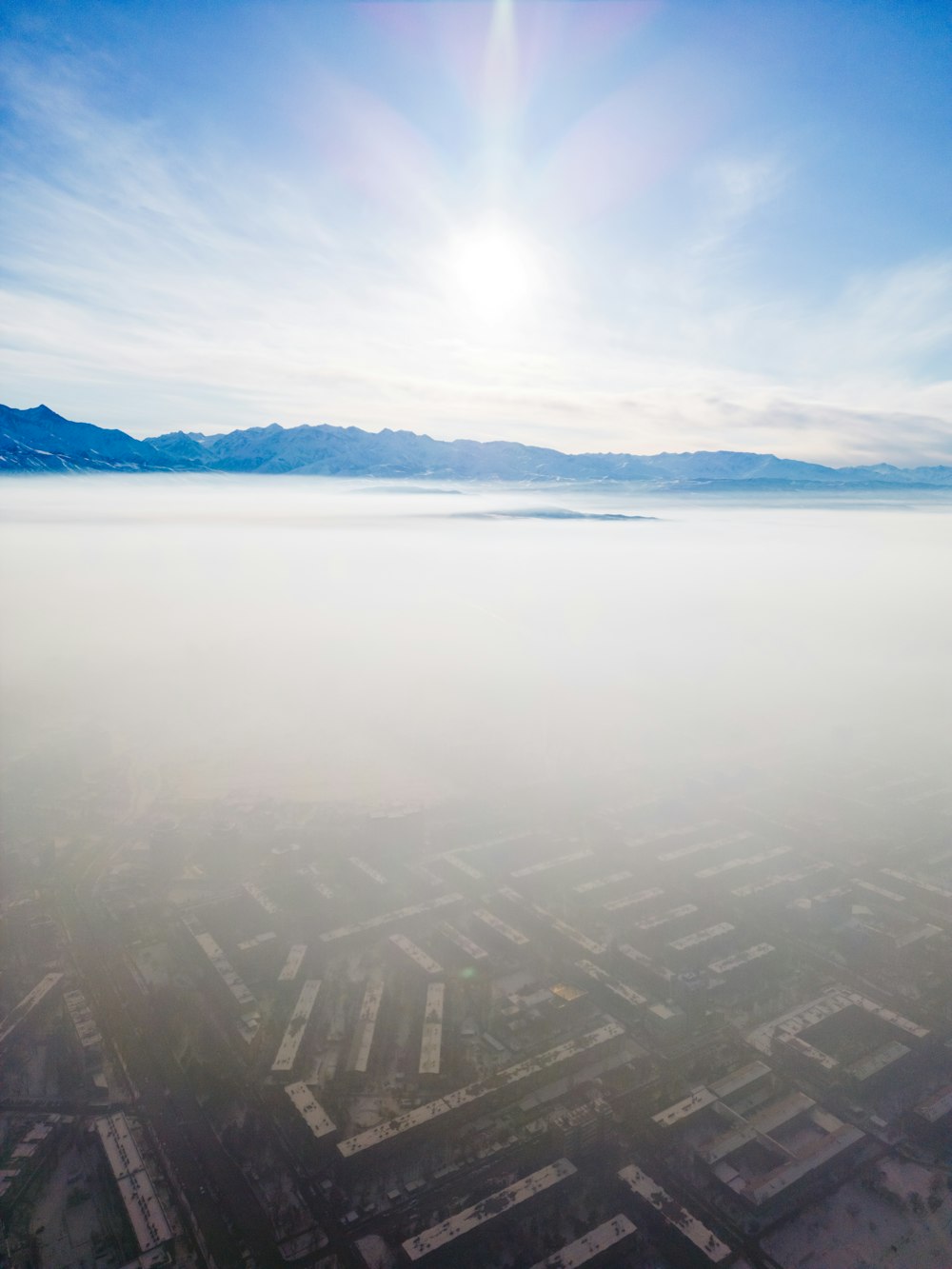 Una veduta aerea di una città nel bel mezzo della giornata