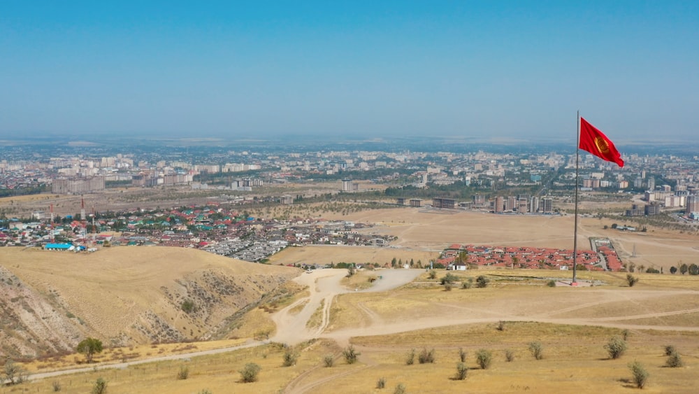 Una vista di una città da una collina