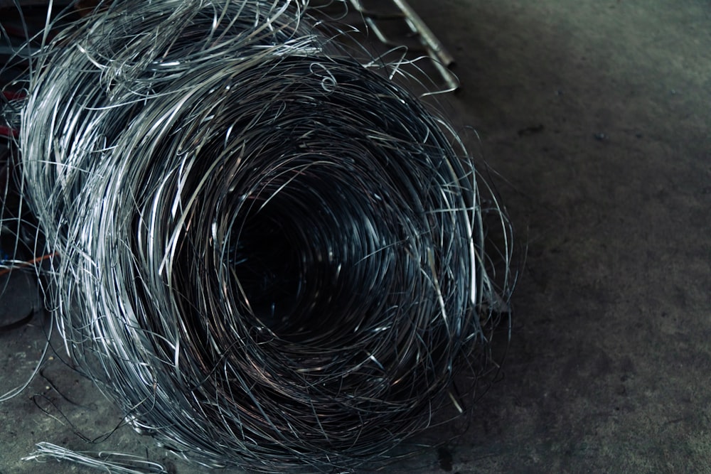 a bunch of wire sitting on top of a floor