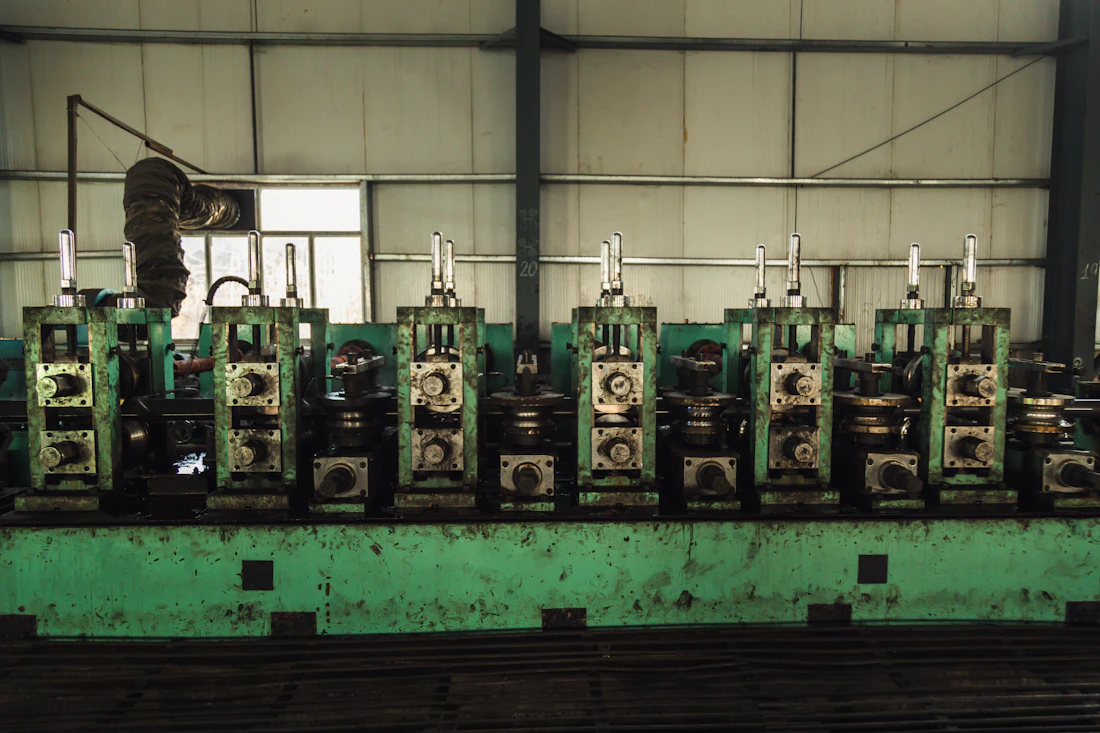 Interior de un taller de metalistería con maquinaria