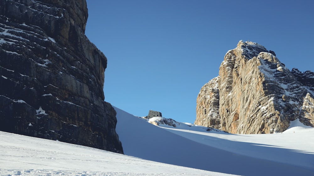 Eine Person, die einen schneebedeckten Berg hinunterfährt