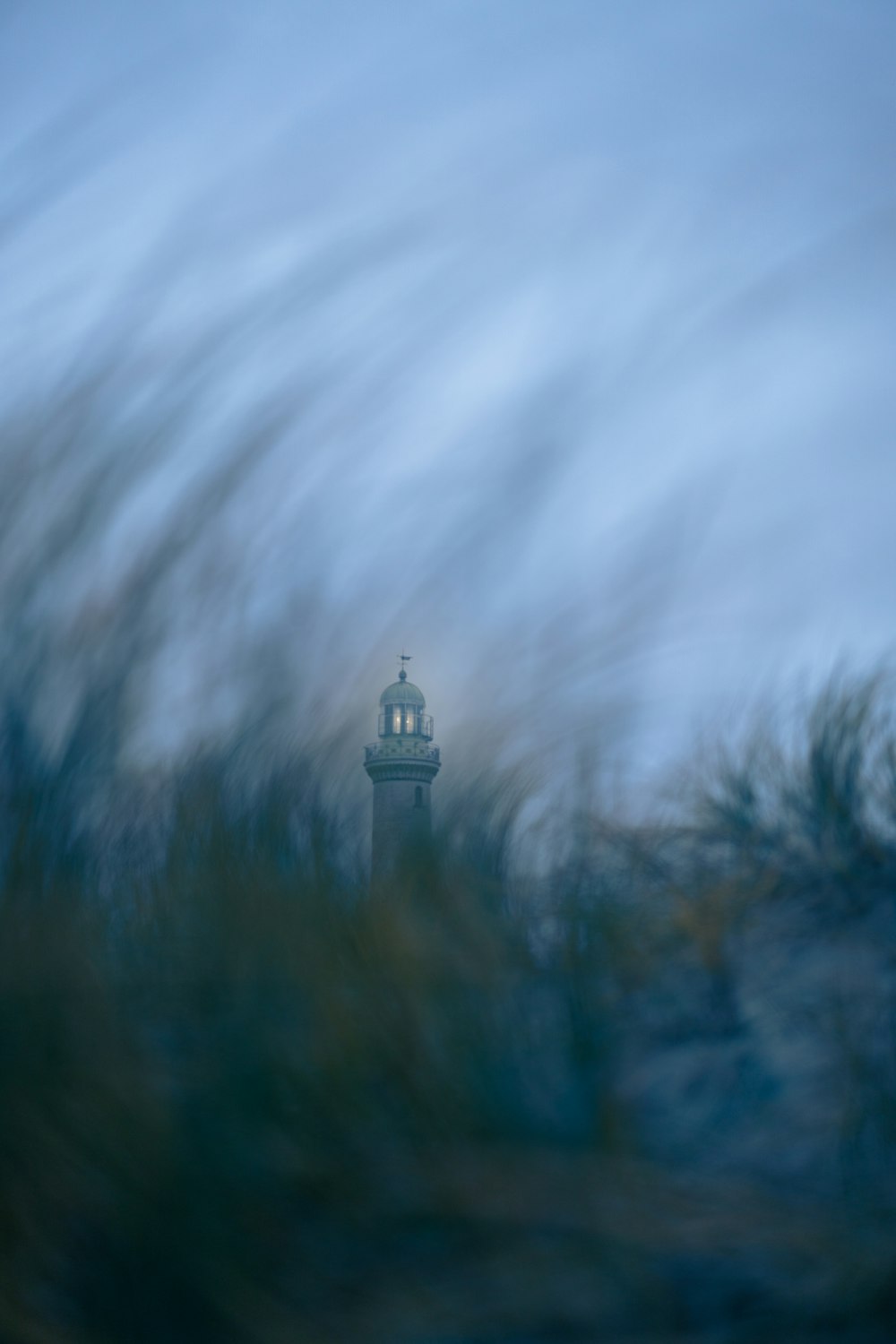 Una foto sfocata di una torre dell'orologio in lontananza