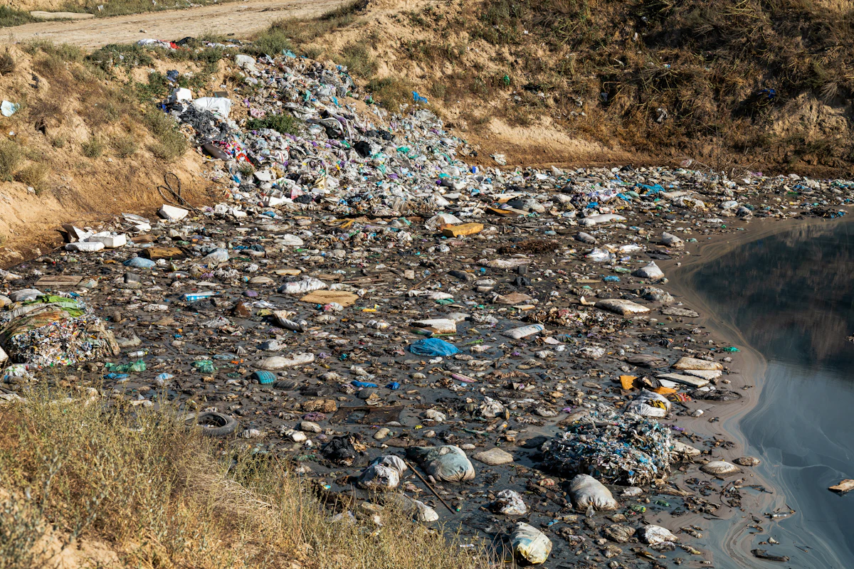 Sungai yang dipenuhi sampah di dekat lereng bukit