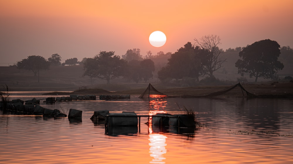 El sol se está poniendo sobre un cuerpo de agua