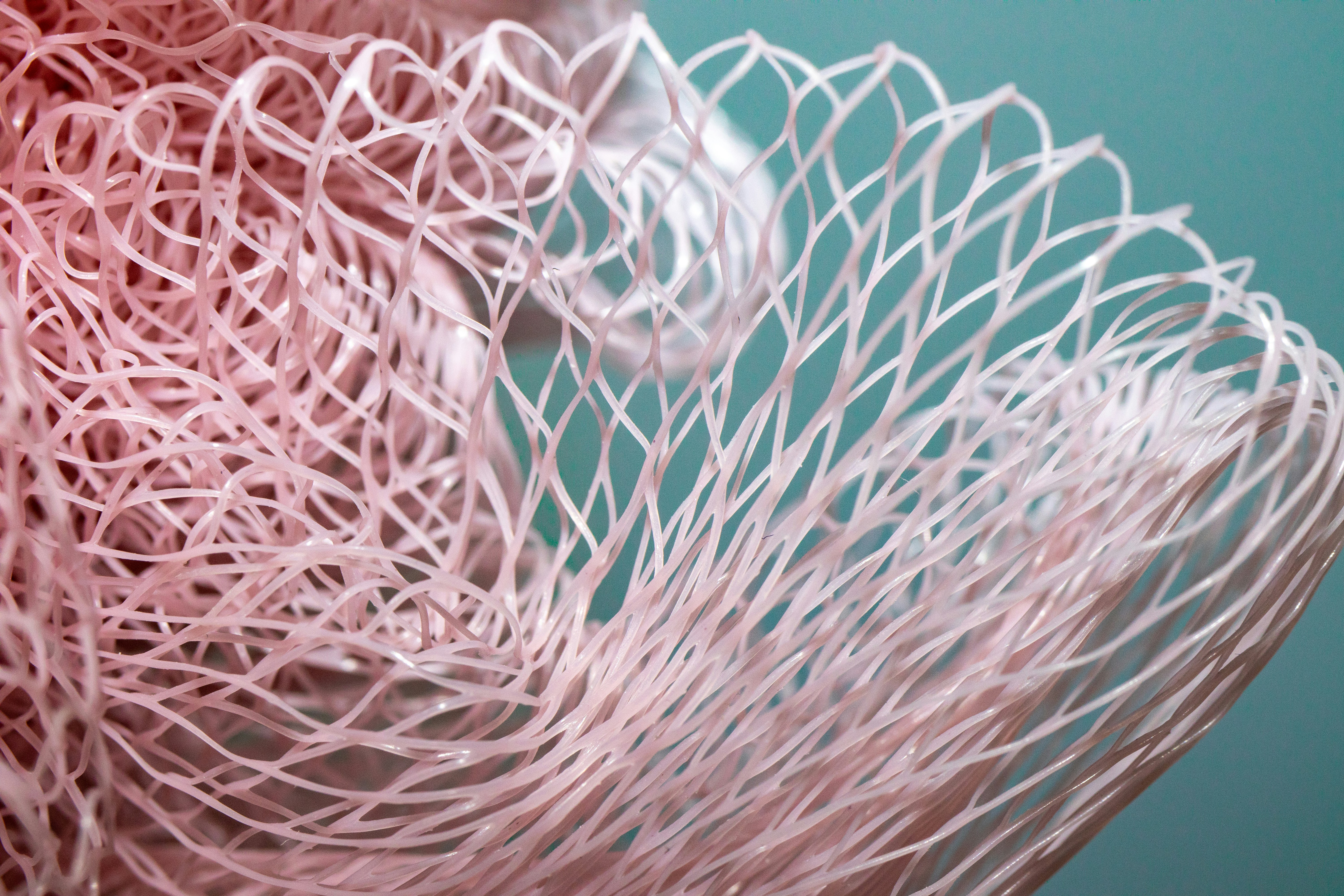 Non-penetrating mesh fixation may reduce pain and hematoma risk in laparoscopic groin hernia repair.