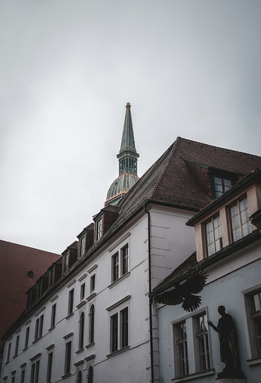 un grand bâtiment surmonté d’un clocher