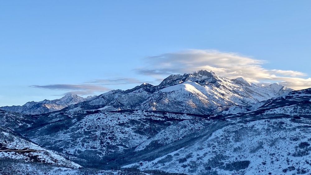 Una catena montuosa coperta di neve con uno sfondo del cielo