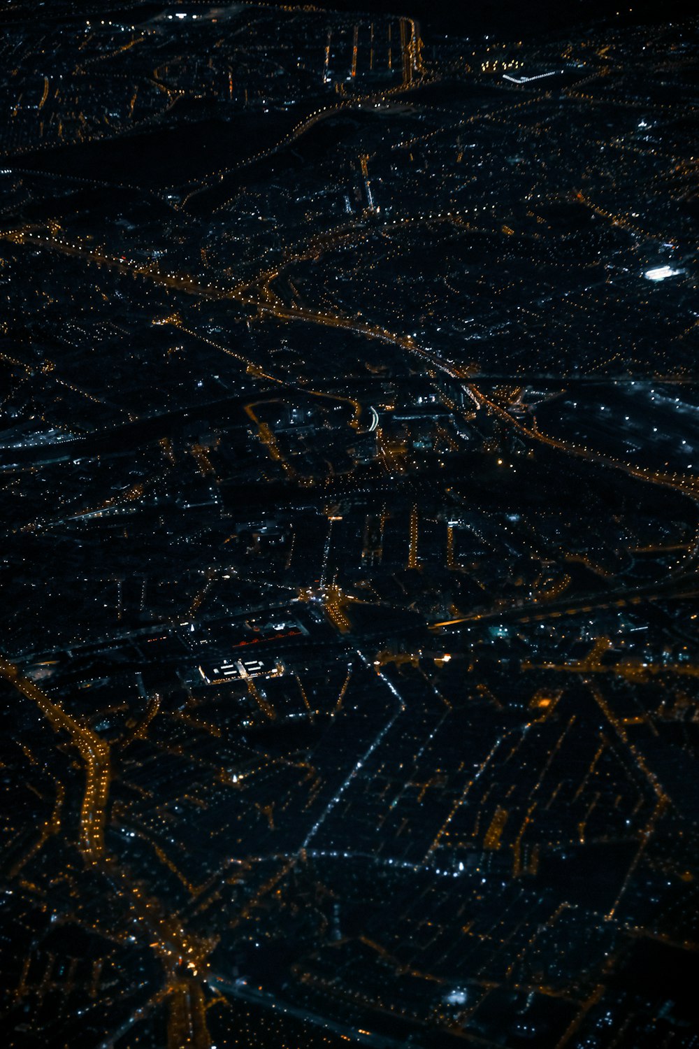 Une vue aérienne d’une ville la nuit