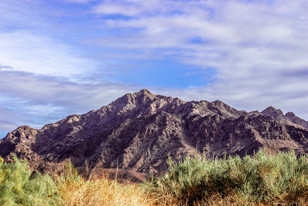 Una vista de una cordillera en el desierto