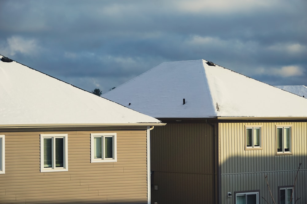 uma fileira de casas com neve em cima delas