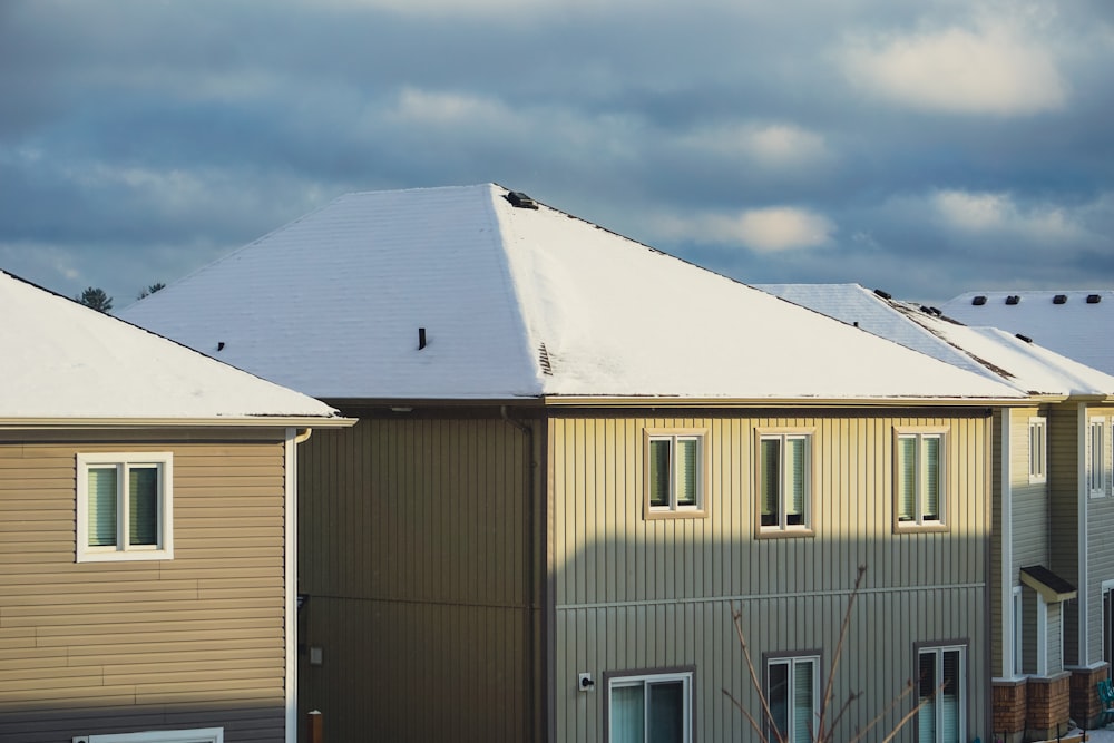 Una hilera de casas con un cielo nublado al fondo