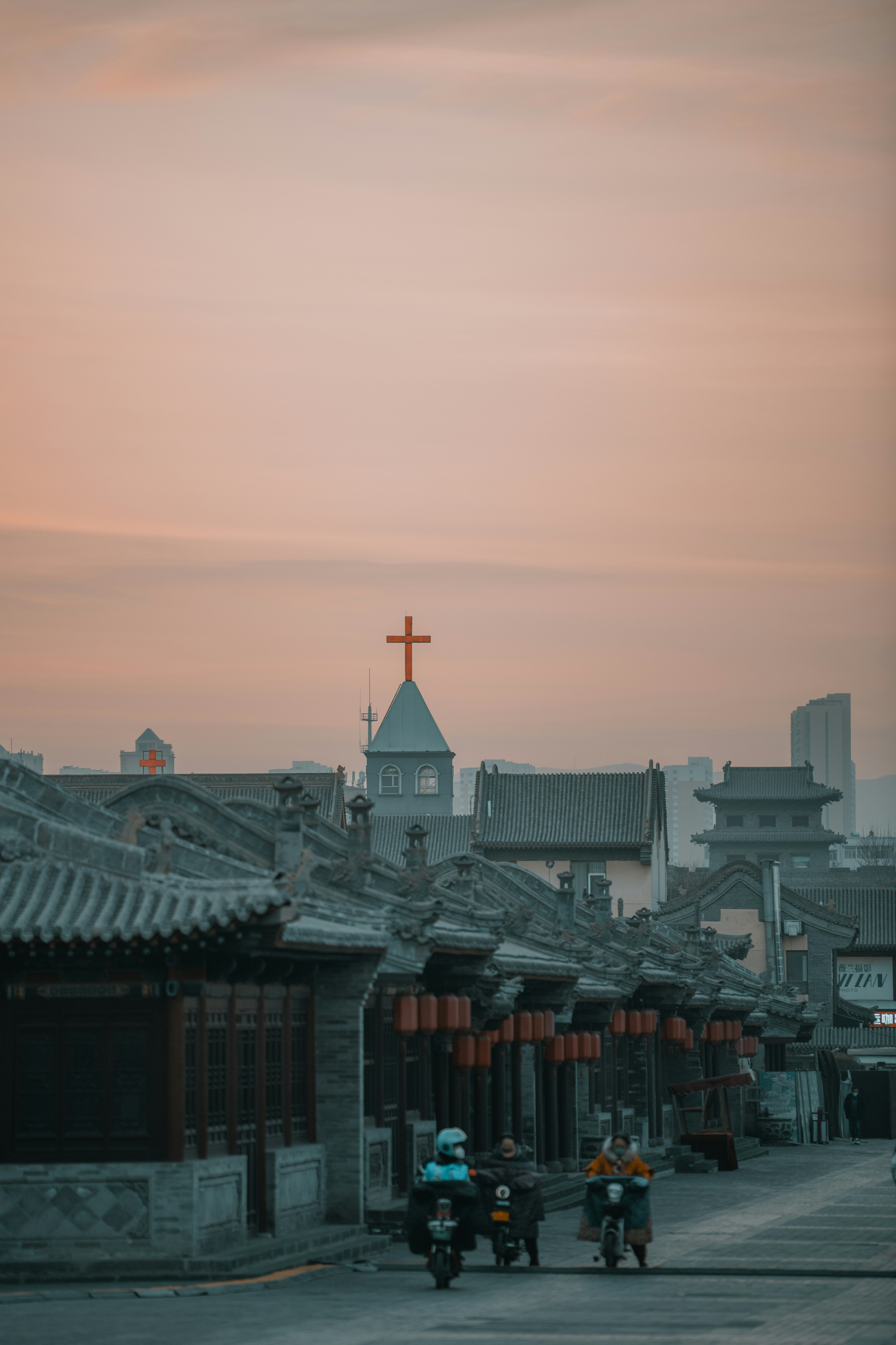 Un gruppo di persone in sella a motociclette lungo una strada