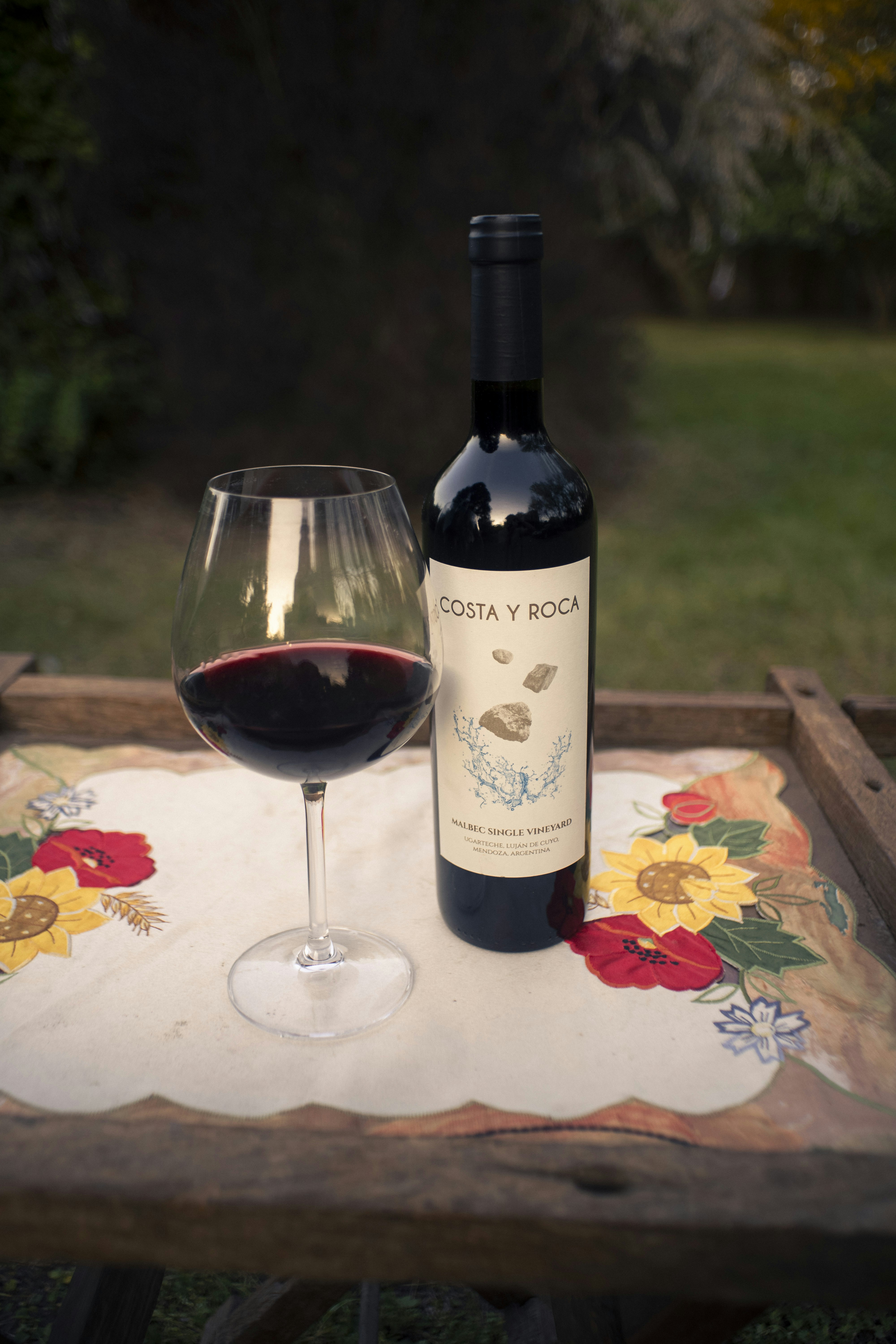 um copo de vinho e uma garrafa de vinho sobre uma mesa