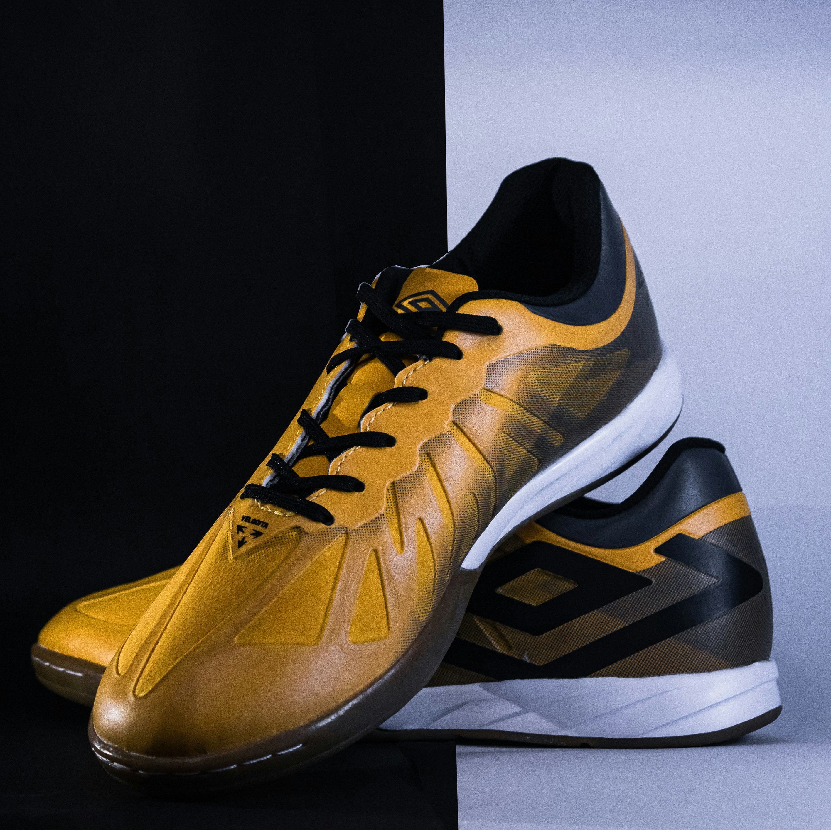 mens yellow tennis shoes