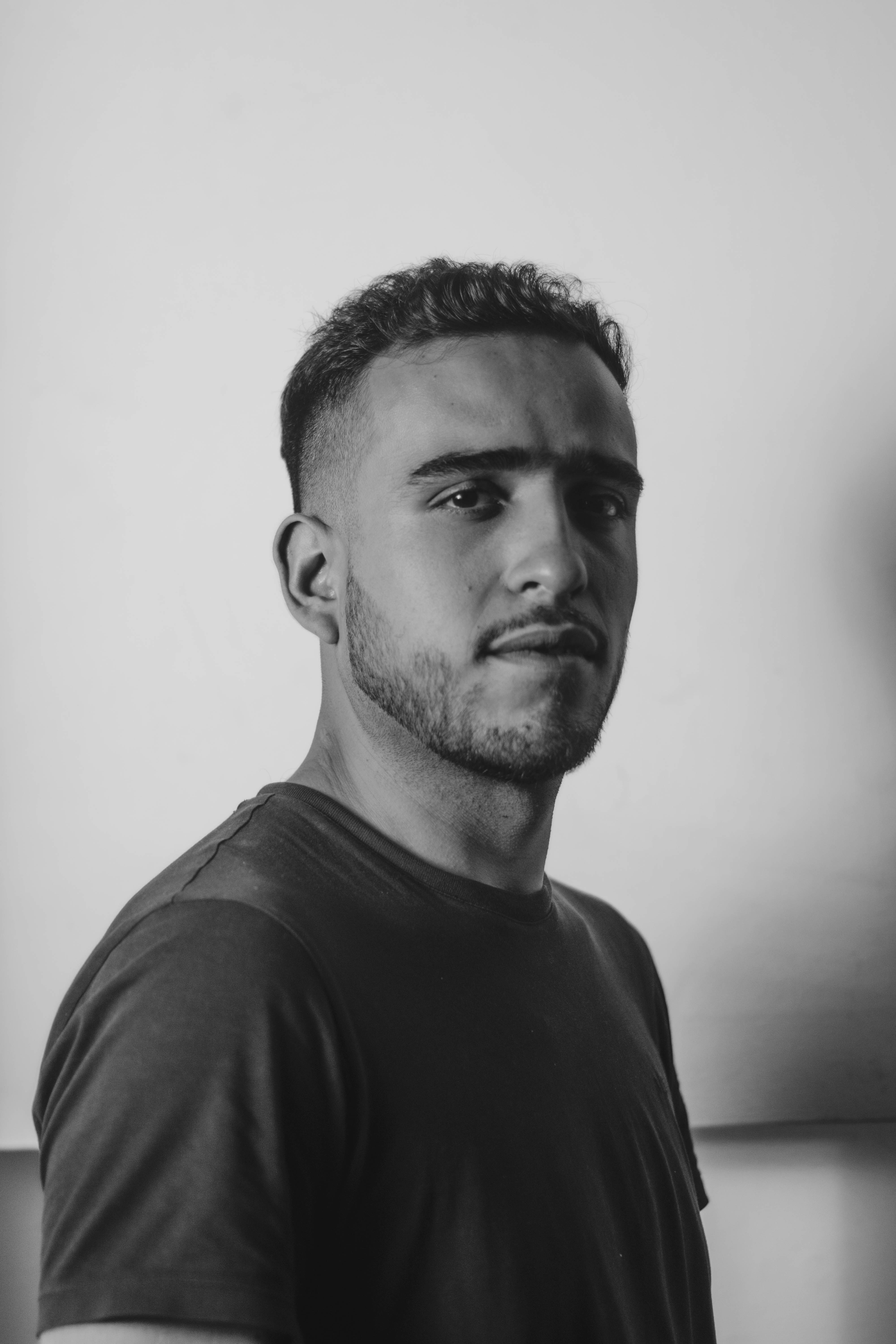 Ein Schwarz-Weiß-Foto eines Mannes