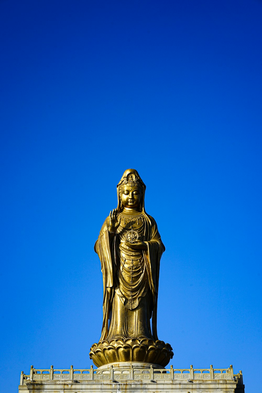 Une statue de Bouddha dorée au sommet d’un bâtiment