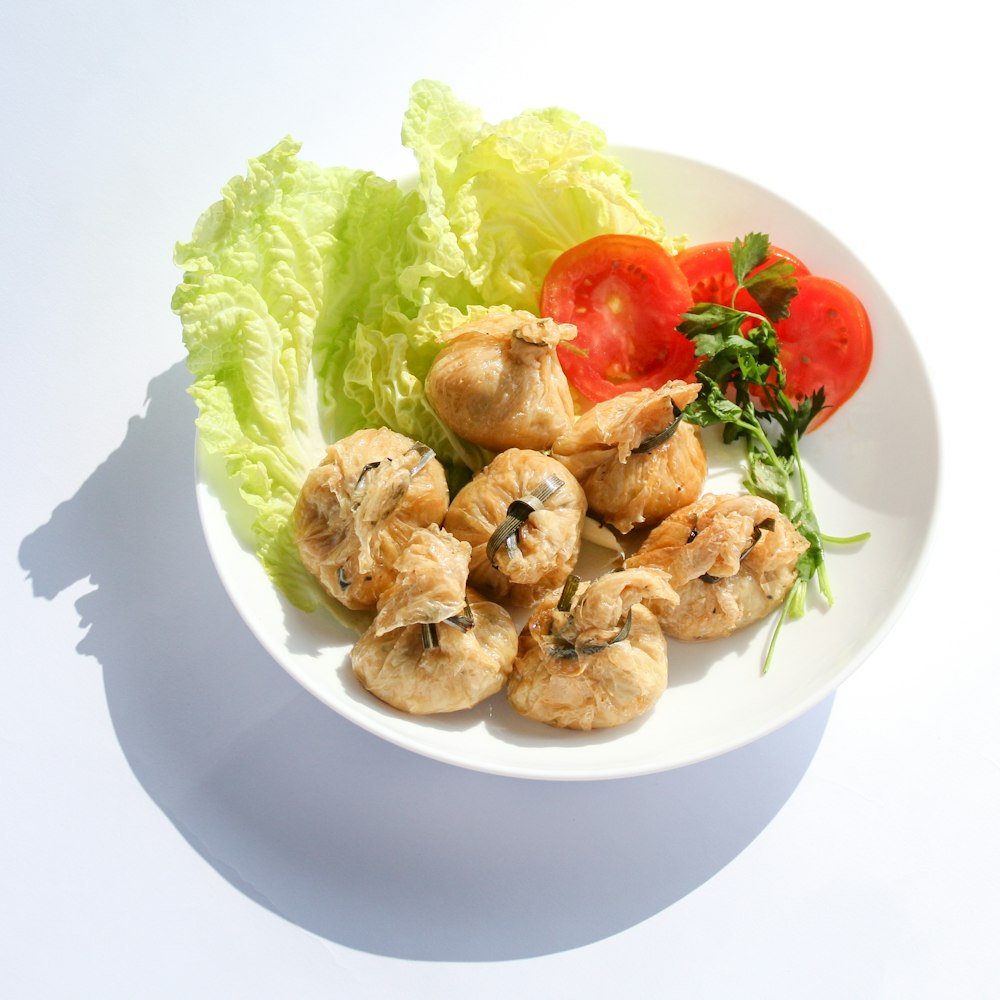 a plate of food with lettuce and tomatoes