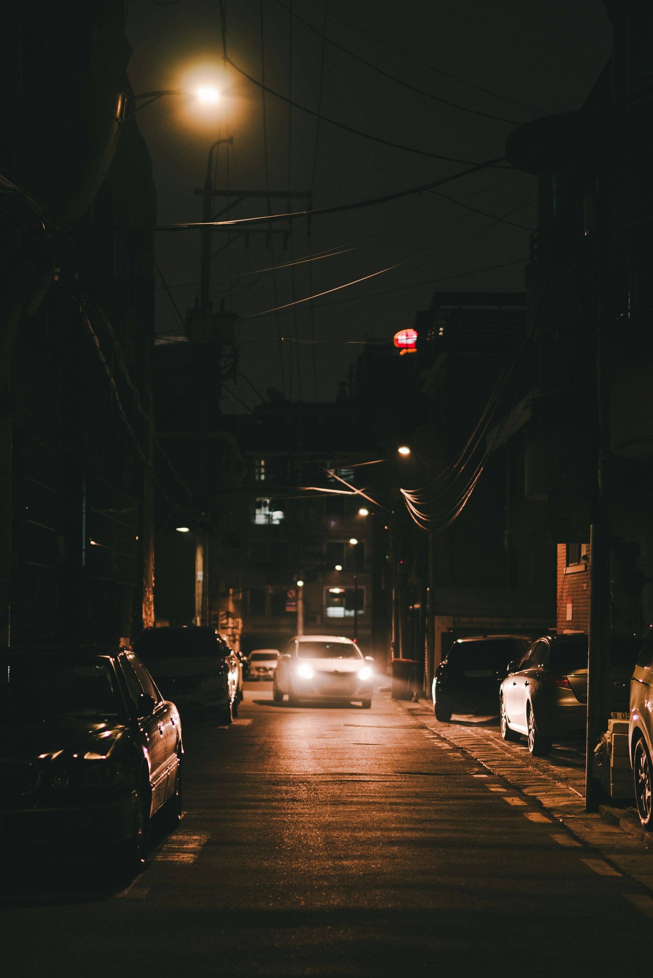A car driving down a street at night photo – Free Road Image on Unsplash