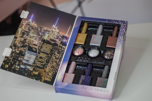 a picture of a city in a box
