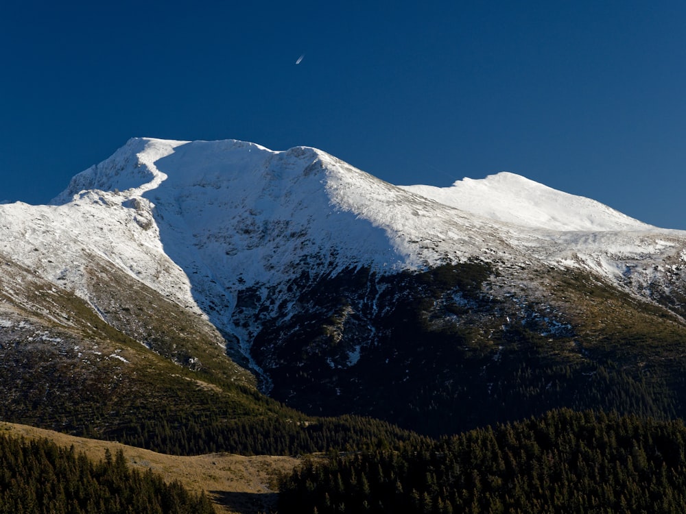 Ein schneebedeckter Berg mit strahlend blauem Himmel