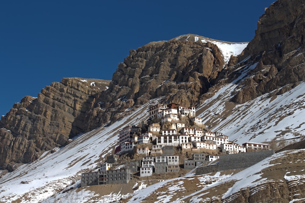 Una montagna molto alta con un mucchio di edifici su di essa