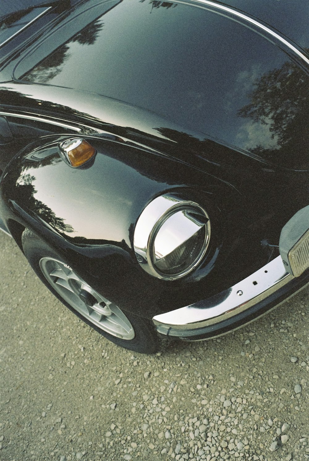 um close up da extremidade dianteira de um carro preto