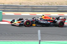Auto de Formula 1 corriendo en una pista 