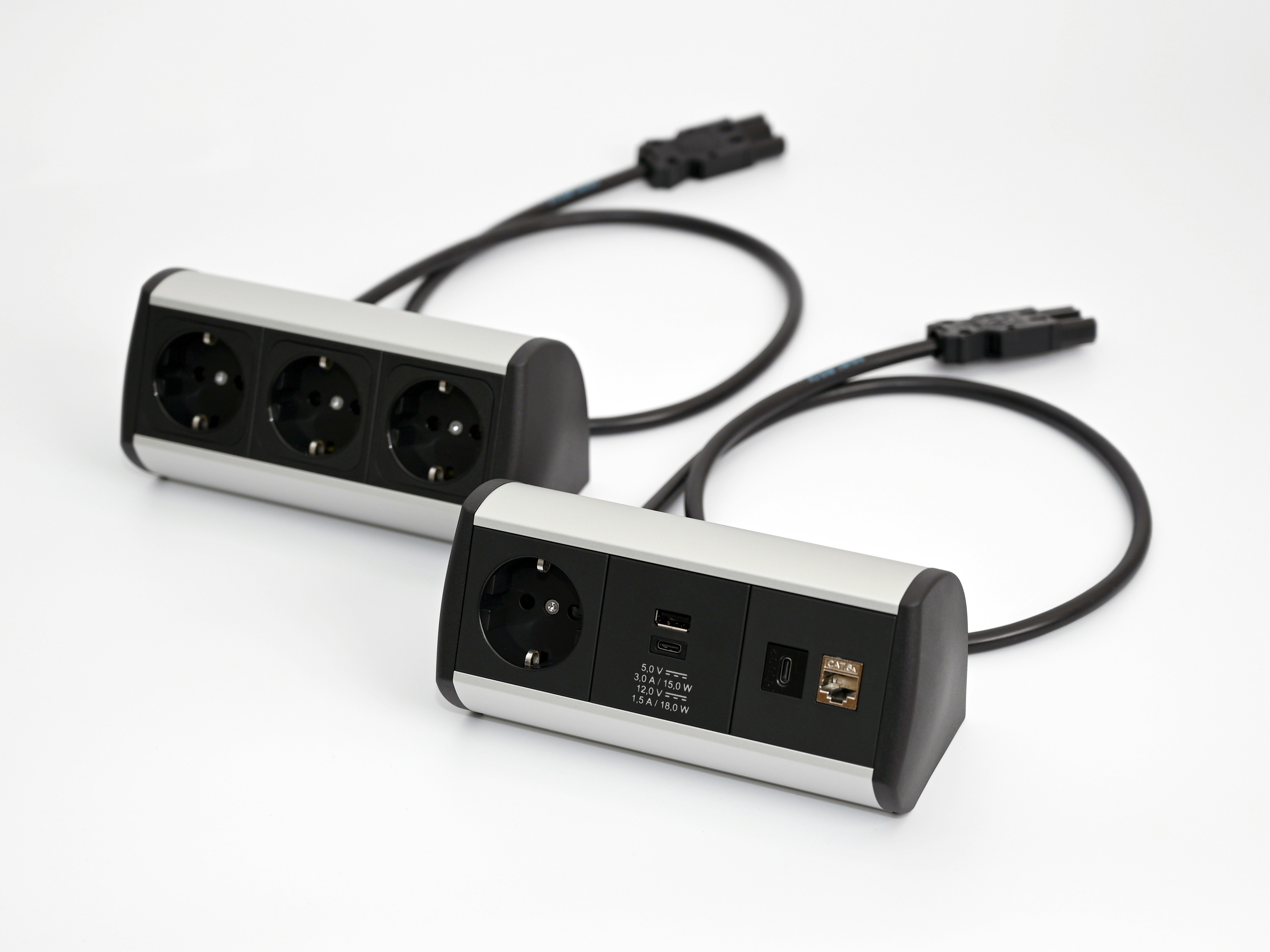 ein paar schwarz-weiße Steckdosen