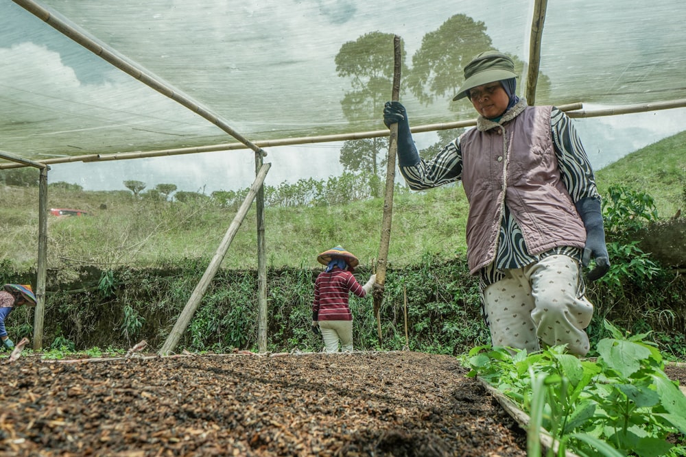 um grupo de pessoas trabalhando em um jardim