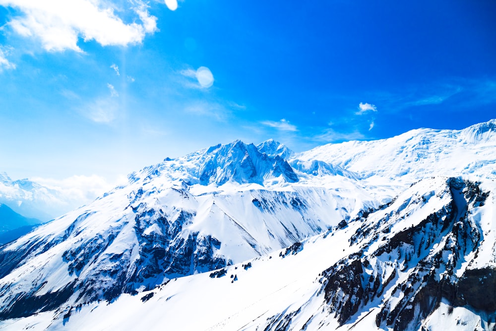 Ein schneebedeckter Berg unter blauem Himmel