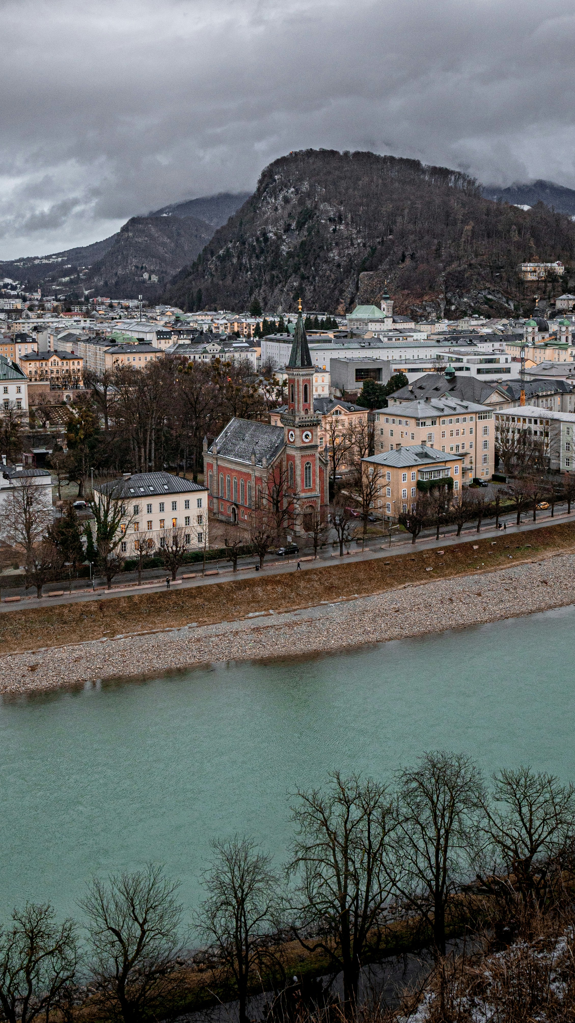 Ein Fluss, der durch eine Stadt neben einem Berg fließt