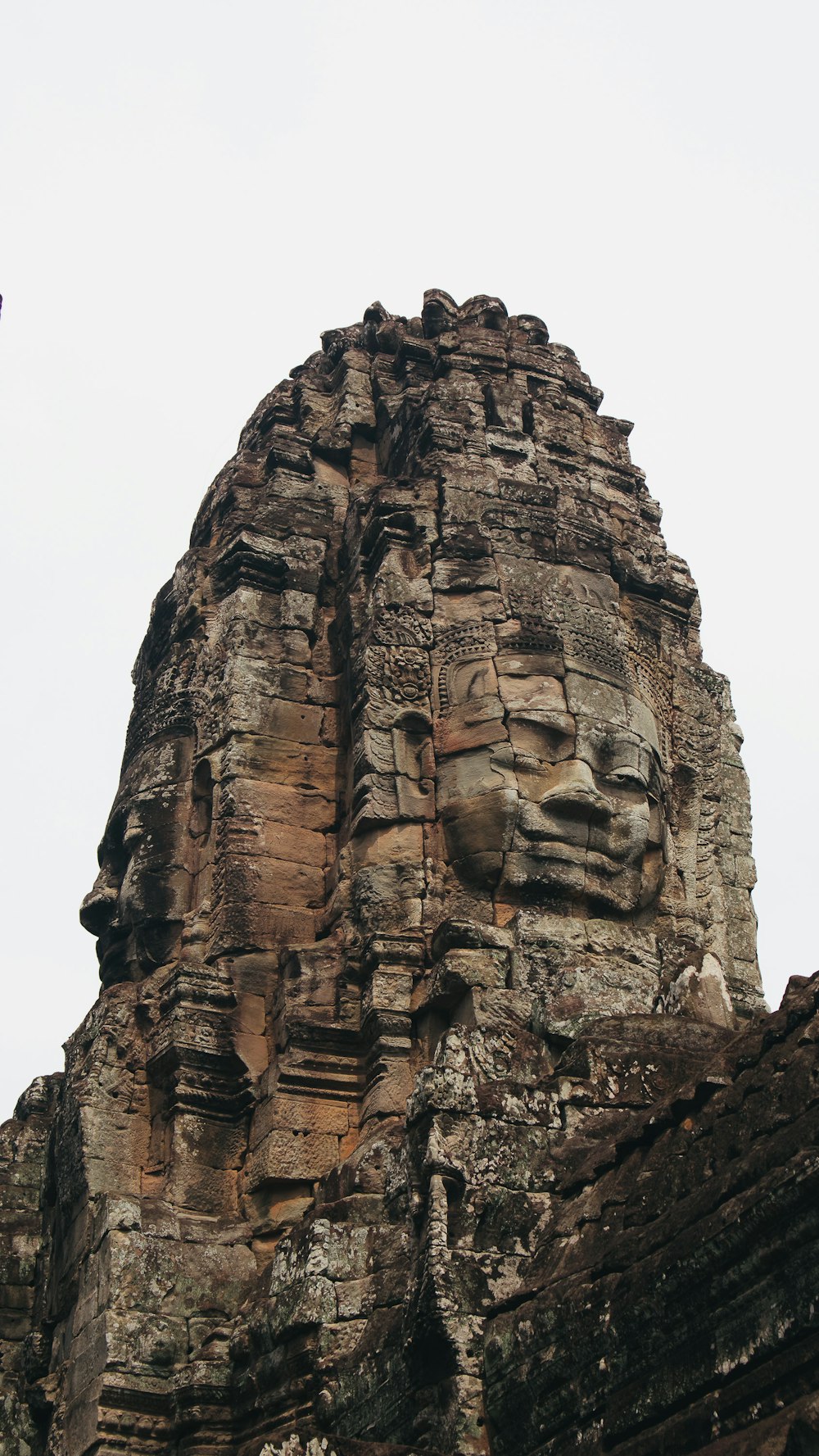 le visage d’une statue sur le côté d’un bâtiment