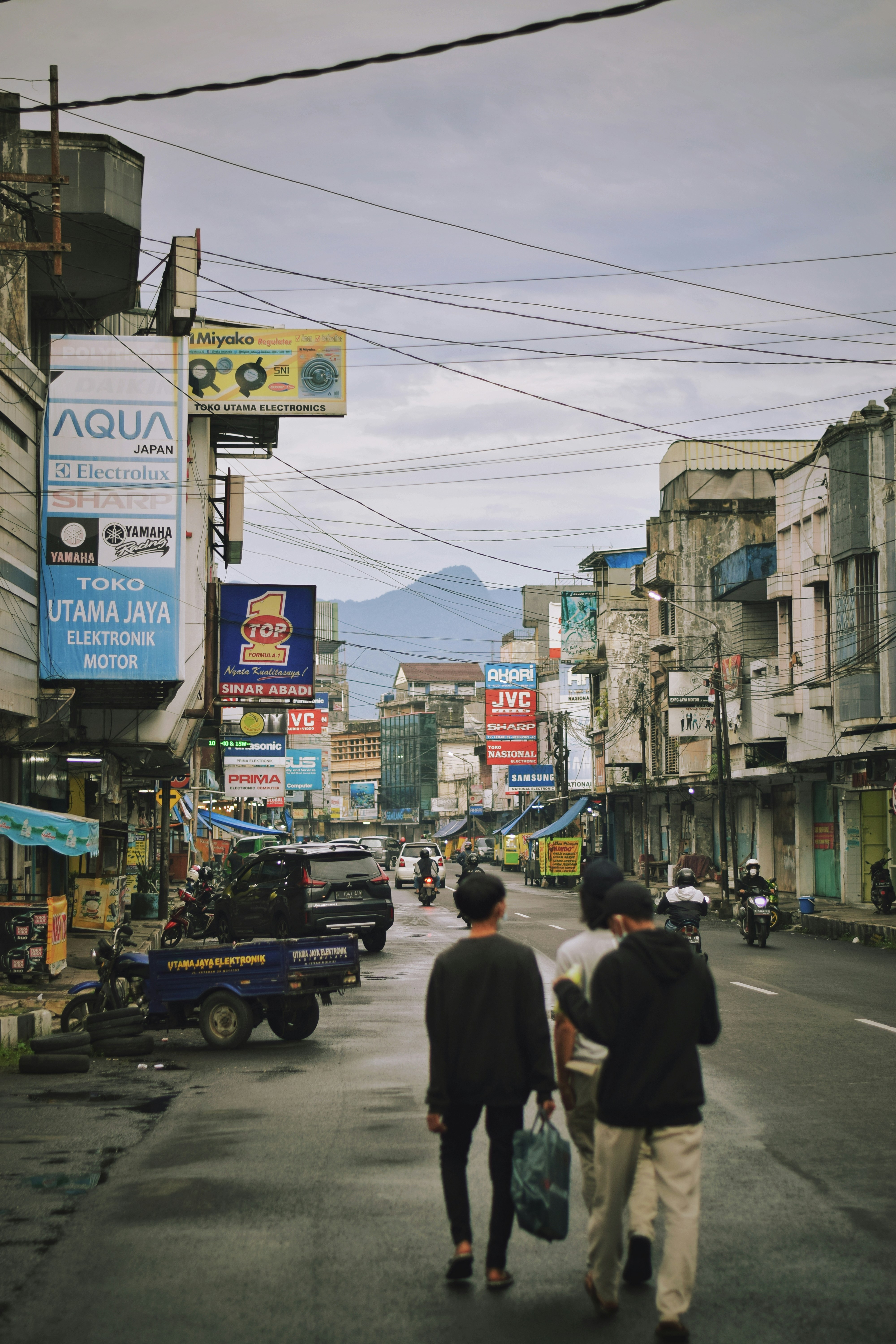 Un par de personas caminando por una calle